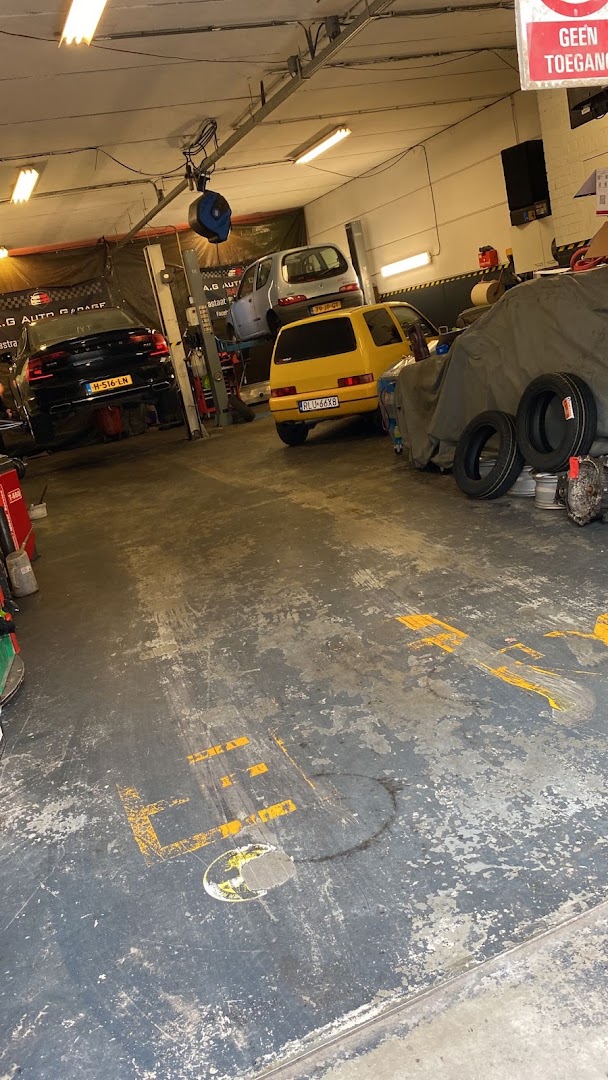 Werkplaatsvloer met auto's in behandeling