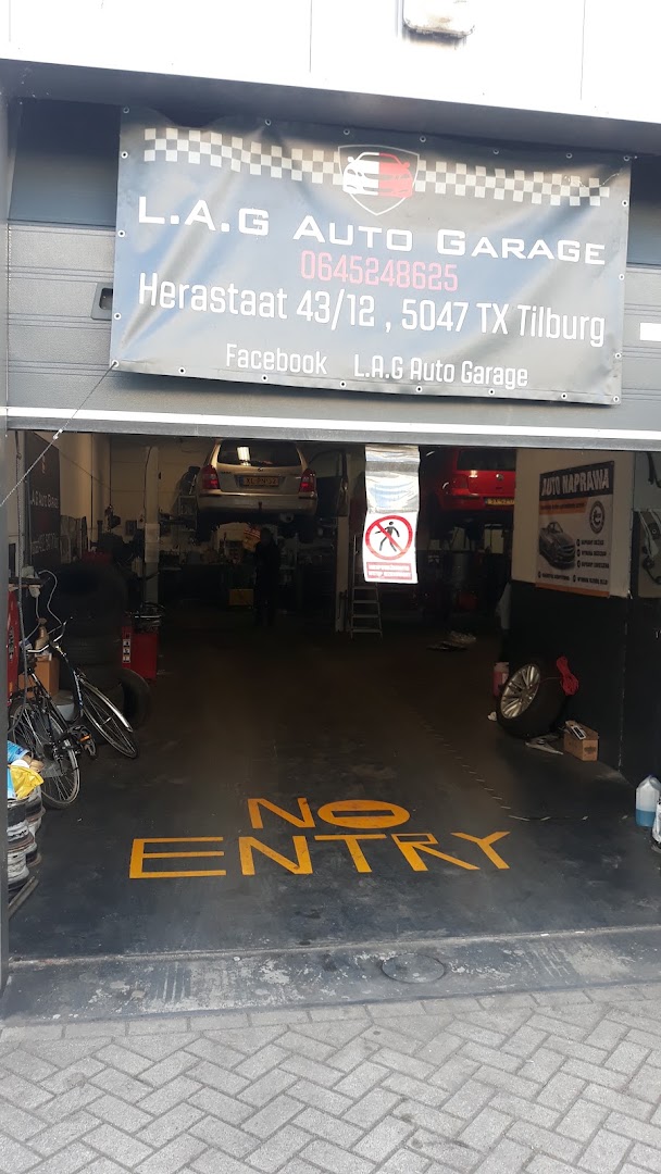 Ingang van L.A.G Auto Garage aan de Herastraat 43/12 in Tilburg, met het bord boven de deur